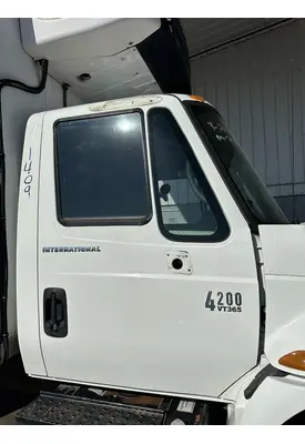 INTERNATIONAL 4200 Door Assembly, Front