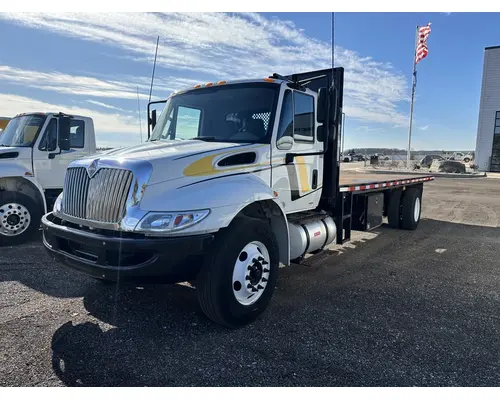 INTERNATIONAL 4300 Cab and Chassis Rebuilders