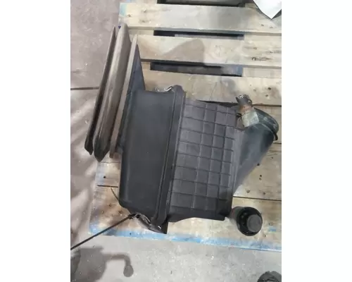 INTERNATIONAL 4300 AIR CLEANER