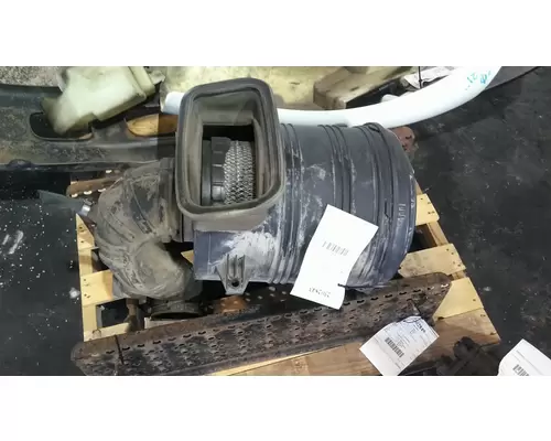 INTERNATIONAL 4300 AIR CLEANER