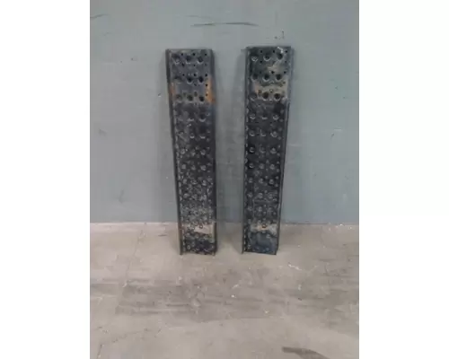 INTERNATIONAL 4300 CAB STEP