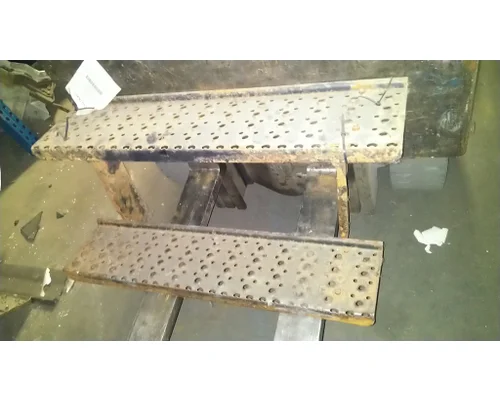 INTERNATIONAL 4300 CAB STEP
