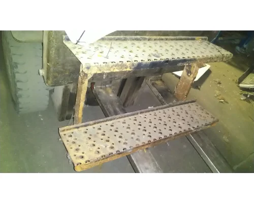 INTERNATIONAL 4300 CAB STEP