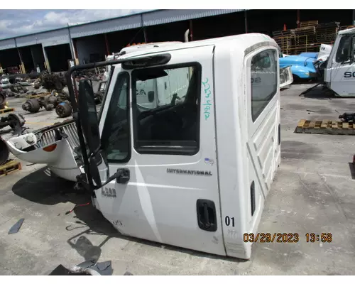 INTERNATIONAL 4300 CAB