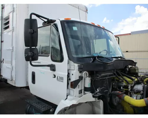 INTERNATIONAL 4300 CAB