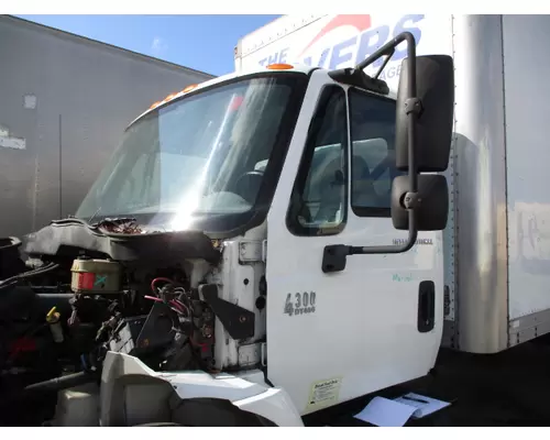 INTERNATIONAL 4300 CAB