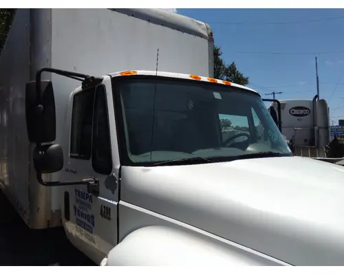 INTERNATIONAL 4300 CAB