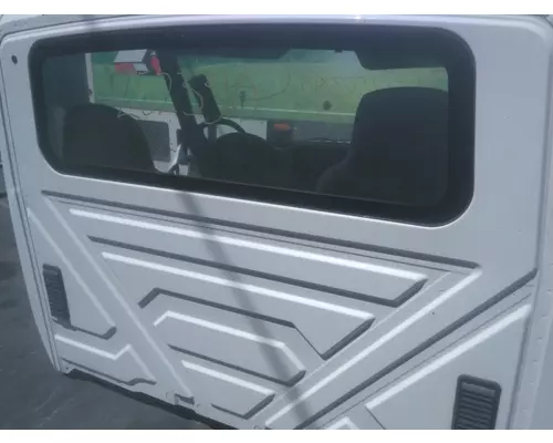 INTERNATIONAL 4300 CAB