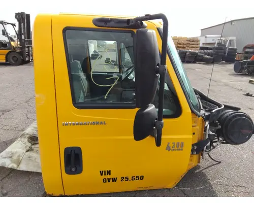INTERNATIONAL 4300 CAB