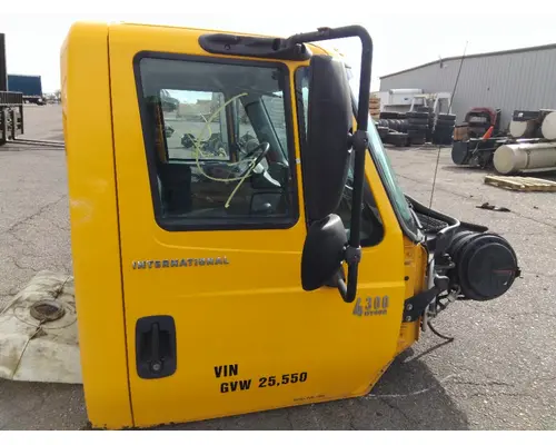 INTERNATIONAL 4300 CAB
