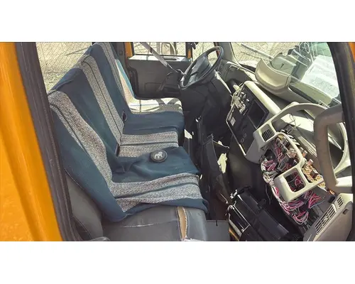 INTERNATIONAL 4300 CAB