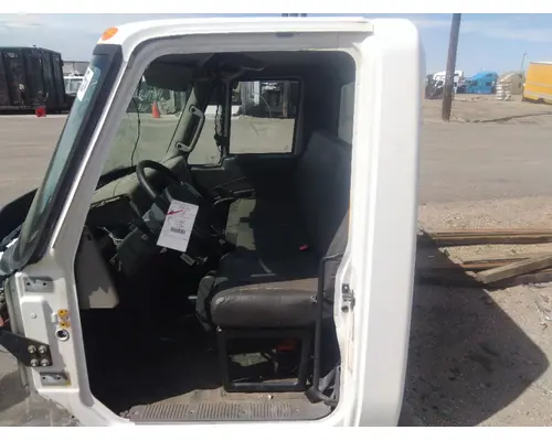 INTERNATIONAL 4300 CAB