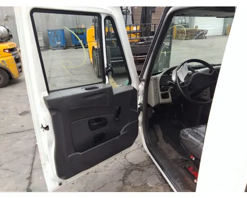 INTERNATIONAL 4300 CAB