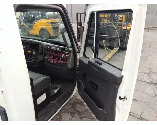 INTERNATIONAL 4300 CAB