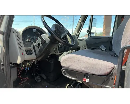 INTERNATIONAL 4300 CAB
