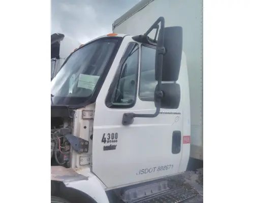 INTERNATIONAL 4300 CAB