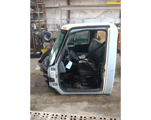 INTERNATIONAL 4300 CAB