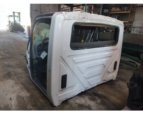 INTERNATIONAL 4300 CAB