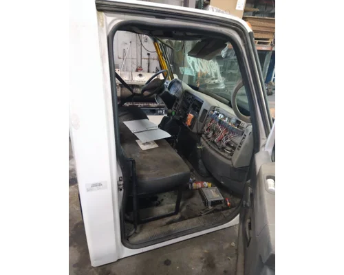 INTERNATIONAL 4300 CAB