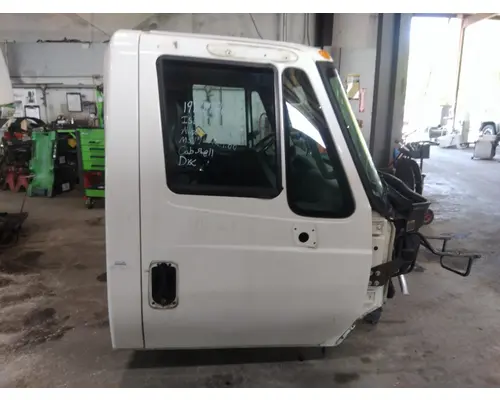 INTERNATIONAL 4300 CAB