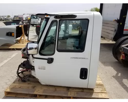 INTERNATIONAL 4300 CAB