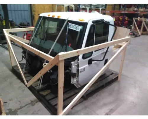INTERNATIONAL 4300 CAB