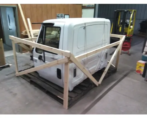 INTERNATIONAL 4300 CAB