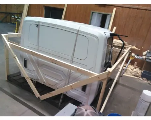 INTERNATIONAL 4300 CAB