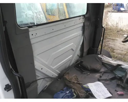 INTERNATIONAL 4300 CAB