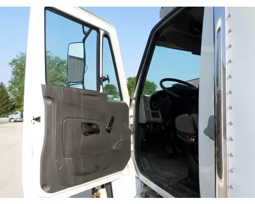 INTERNATIONAL 4300 CAB