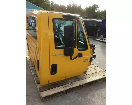 INTERNATIONAL 4300 CAB