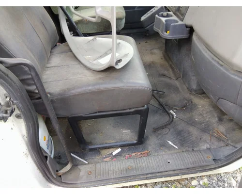 INTERNATIONAL 4300 CAB
