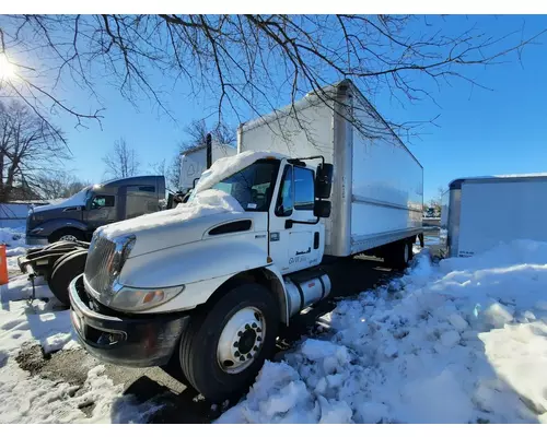 INTERNATIONAL 4300 CAB