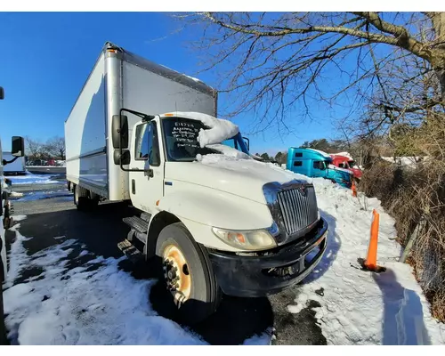 INTERNATIONAL 4300 CAB