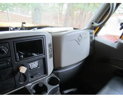INTERNATIONAL 4300 CAB