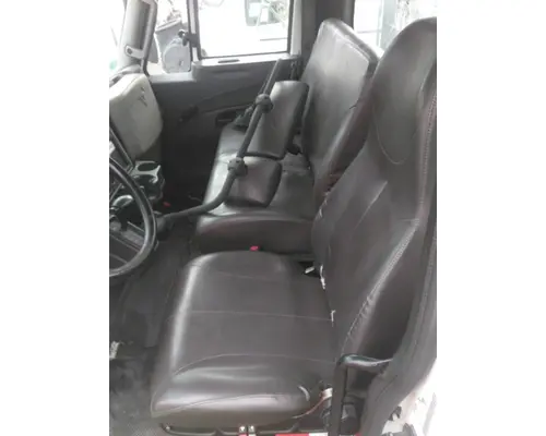 INTERNATIONAL 4300 CAB