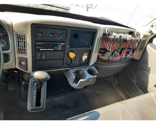INTERNATIONAL 4300 CAB