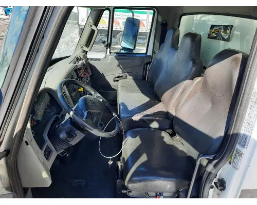 INTERNATIONAL 4300 CAB