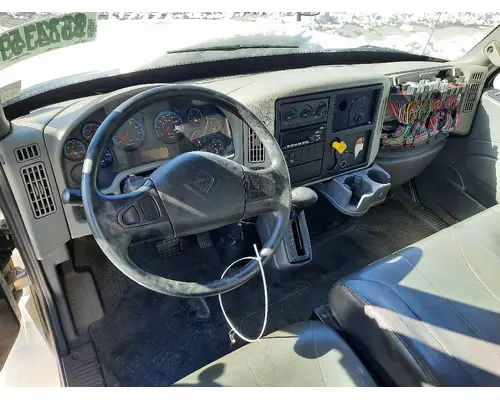 INTERNATIONAL 4300 CAB