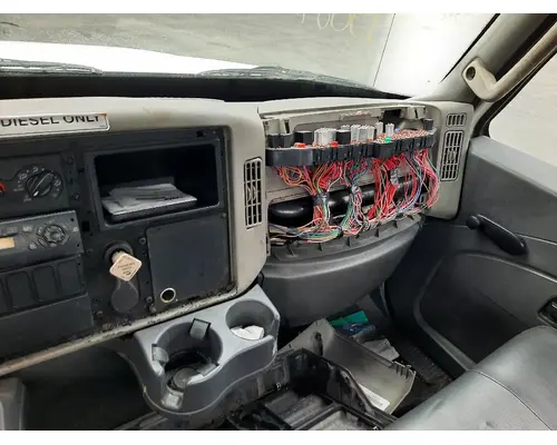 INTERNATIONAL 4300 CAB