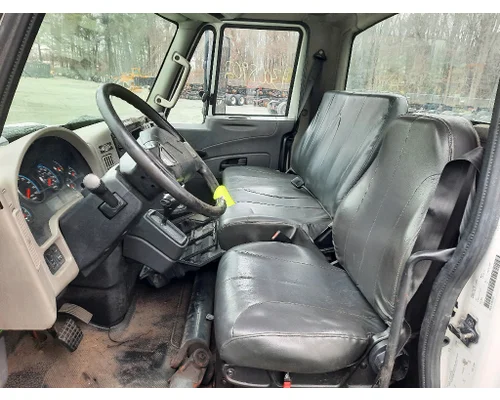 INTERNATIONAL 4300 CAB