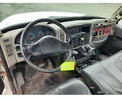 INTERNATIONAL 4300 CAB
