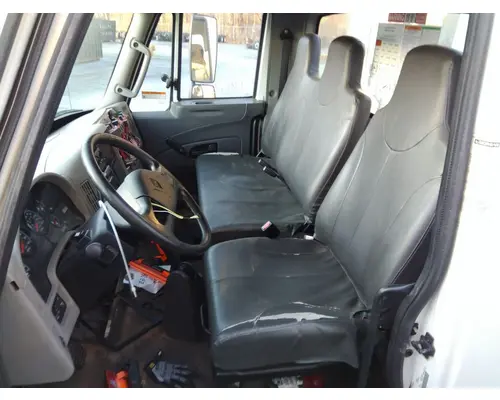 INTERNATIONAL 4300 CAB