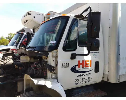 INTERNATIONAL 4300 CAB