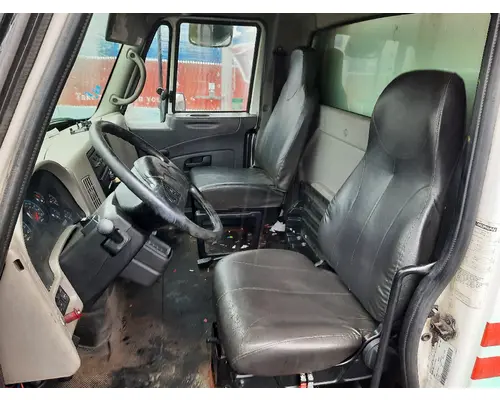INTERNATIONAL 4300 CAB