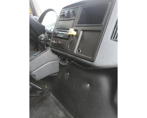 INTERNATIONAL 4300 CAB