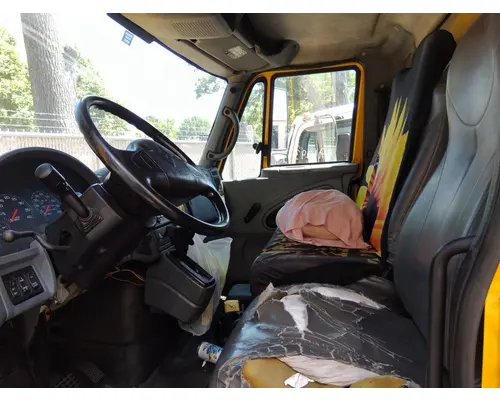 INTERNATIONAL 4300 CAB