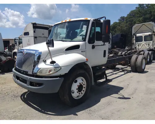 INTERNATIONAL 4300 CAB