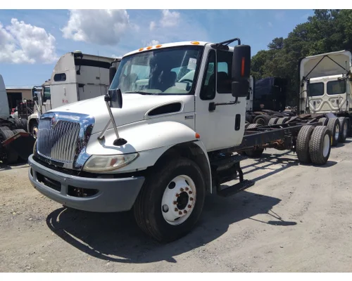 INTERNATIONAL 4300 CAB