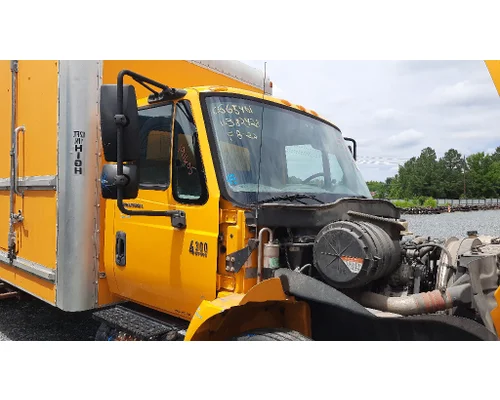 INTERNATIONAL 4300 CAB